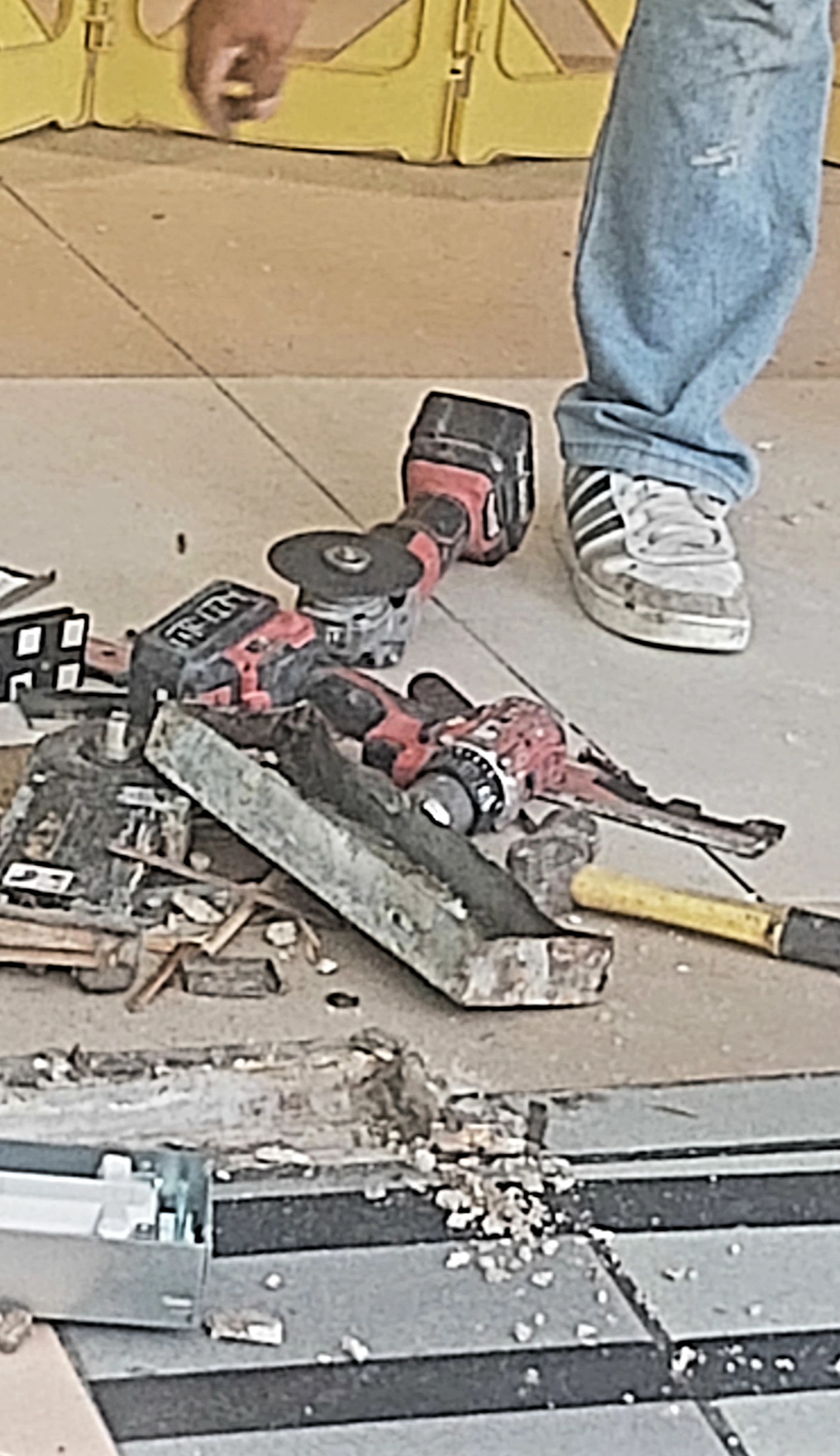 Outils électroportatifs professionnels sur un chantier de construction couvert de poussière