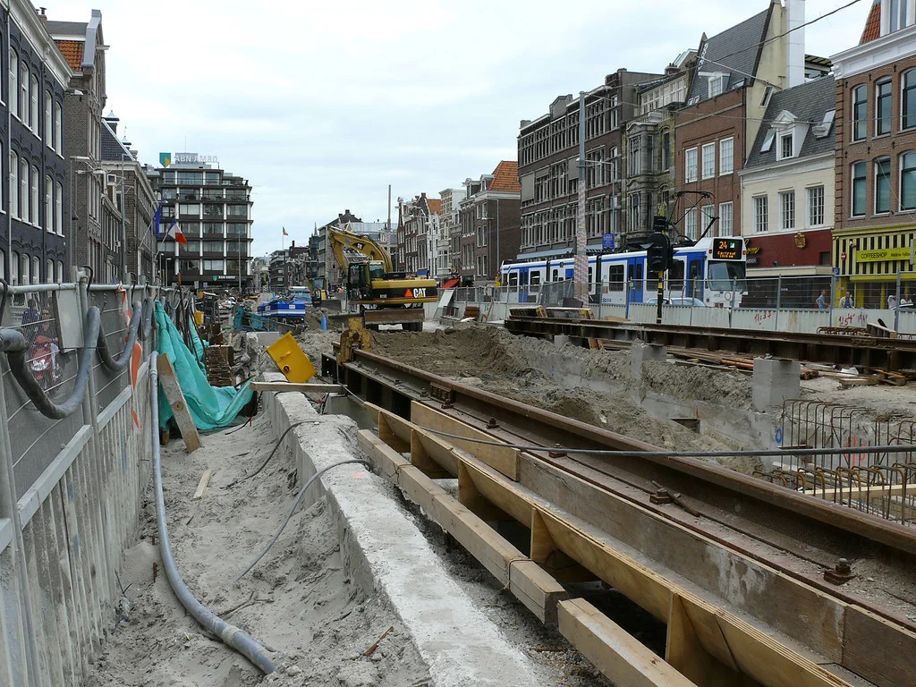 Chantier de génie civil en milieu urbain, illustration des travaux publics